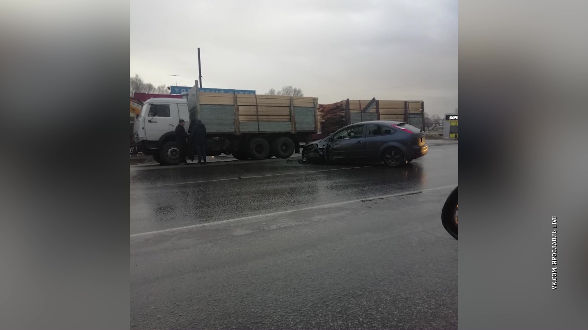 Под Туношной легковушка въехала под грузовик с досками