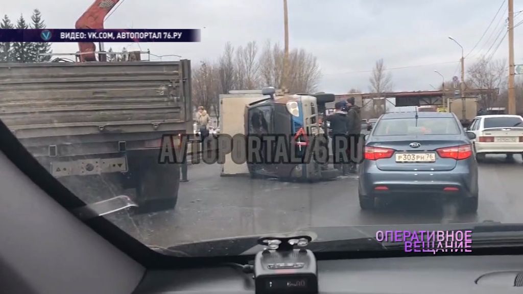 На Промышленном шоссе перевернулся грузовик, перекрыв целую полосу