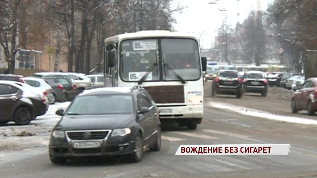 В Госдуме предлагают запретить курение за рулем