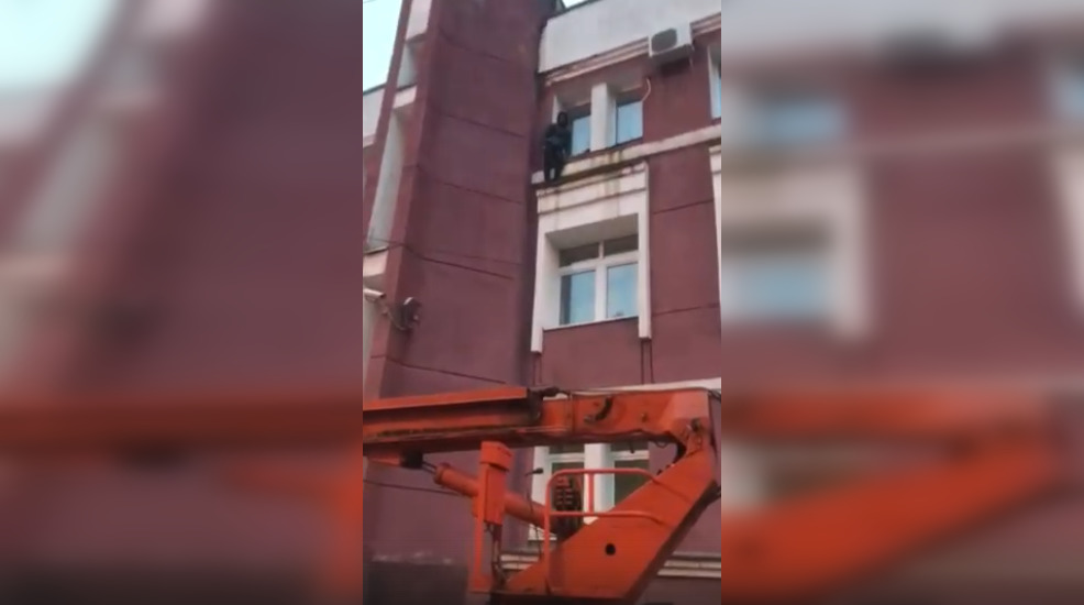 Ярославец-паркурщик застрял на стене здания