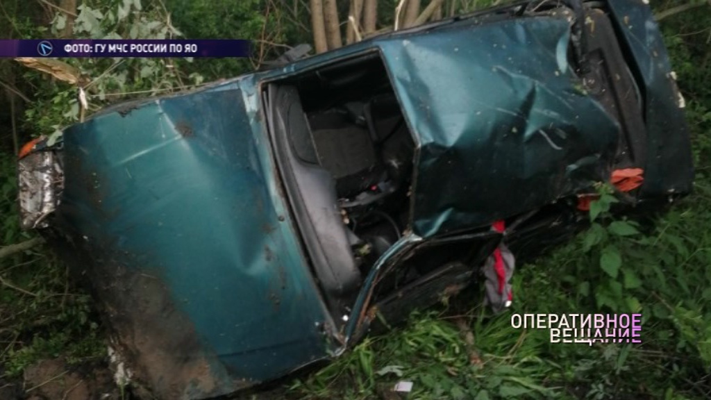 На трассе под Рыбинском легковушка улетела в кювет