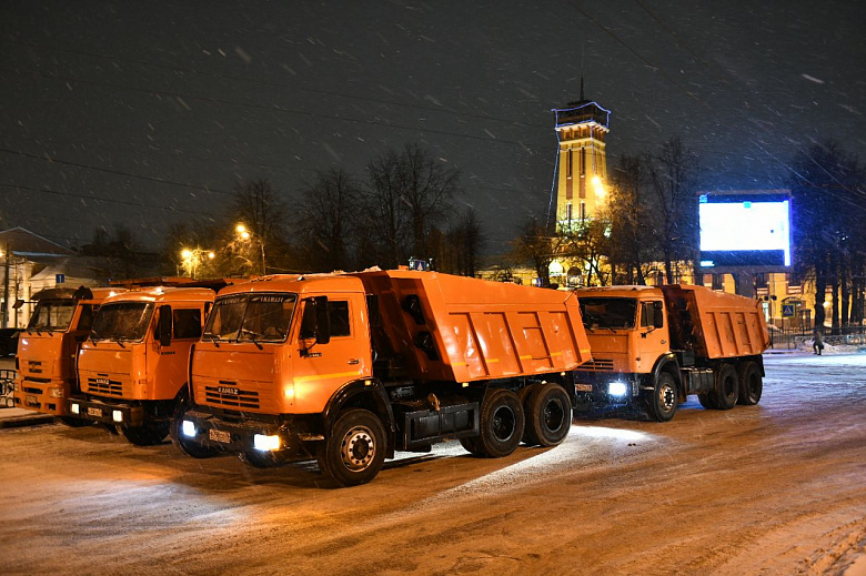 Дорожная техника и рабочие убирают улицы Ярославля от снега в круглосуточном режиме
