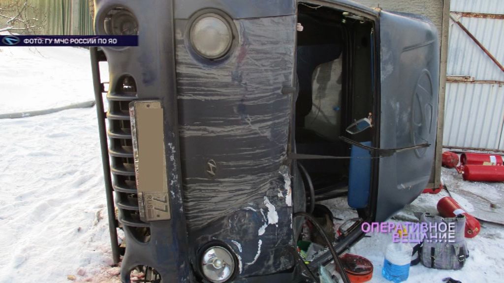 Под Переславлем опрокинулся небольшой грузовик