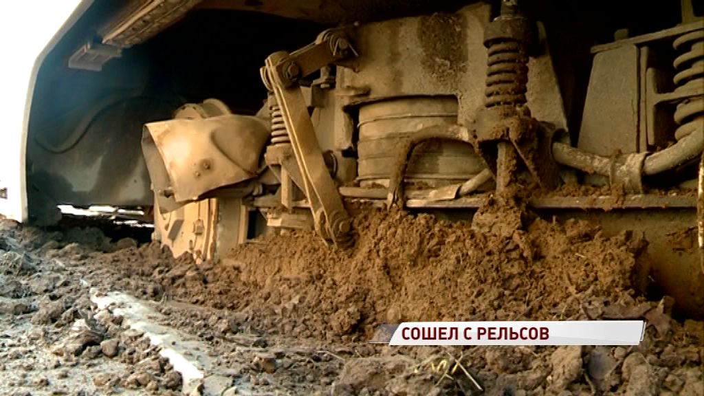 На улице Чкалова с рельсов сошел трамвай с пассажирами