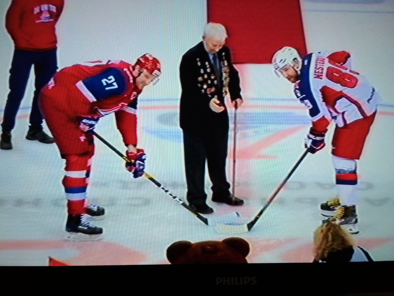 На матче «Локомотива» символическое вбрасывание провел ветеран Великой Отечественной войны