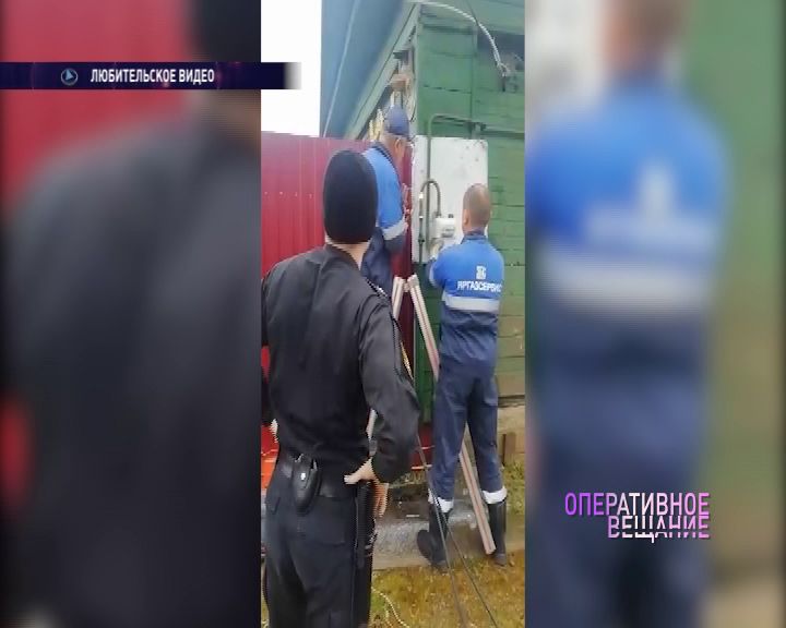 Судебные приставы помогли газовщикам установить прибор учета в частный дом на Перекопе