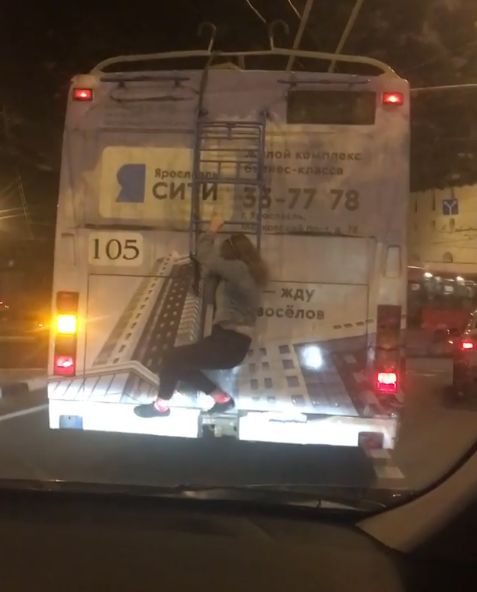Заммэра Ярославля снял с троллейбуса девушку-«зацепера»