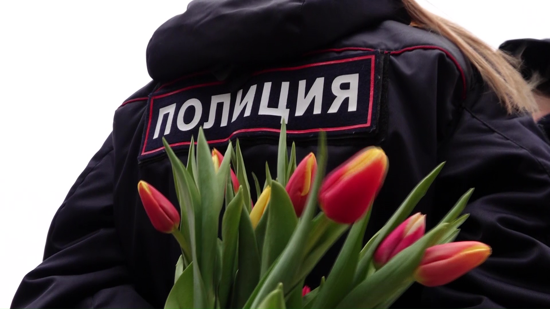 Сотрудники ГИБДД поздравили с 8 марта ярославских автолюбительниц