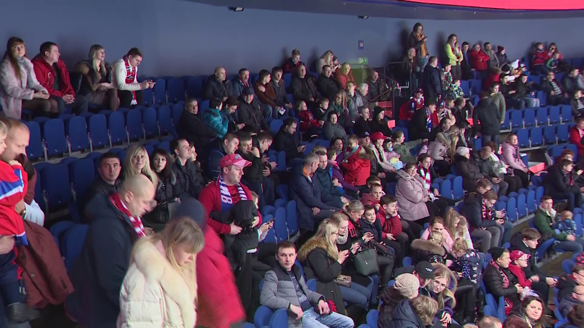 В перерывах матча под сводами «Арены-2000» прозвучали песни военных лет