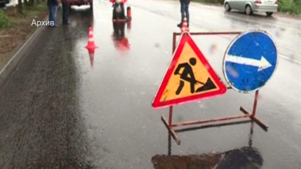 На Октябрьском мосту залатали огромную яму