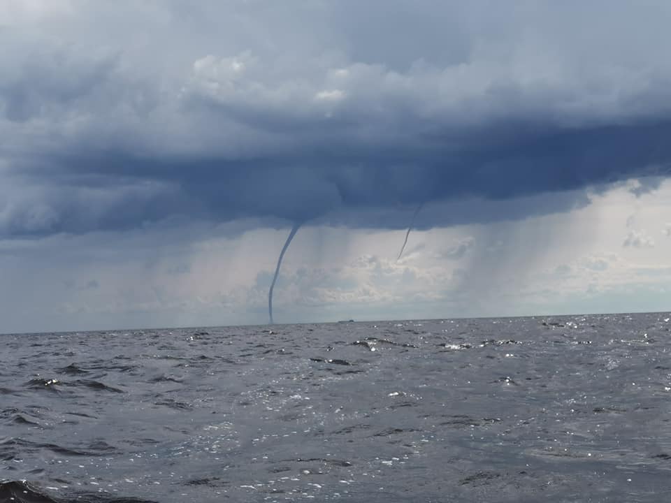 Депутата муниципалитета чуть не затянуло в торнадо на Рыбинском водохранилище