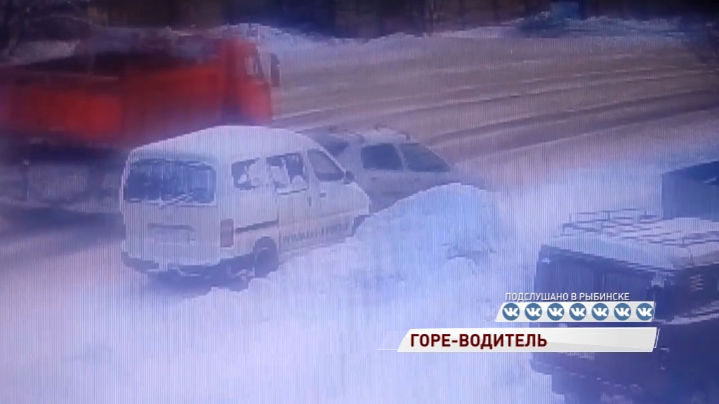 ВИДЕО: Водитель не вписался в поворот, врезался в припаркованную машину и скрылся