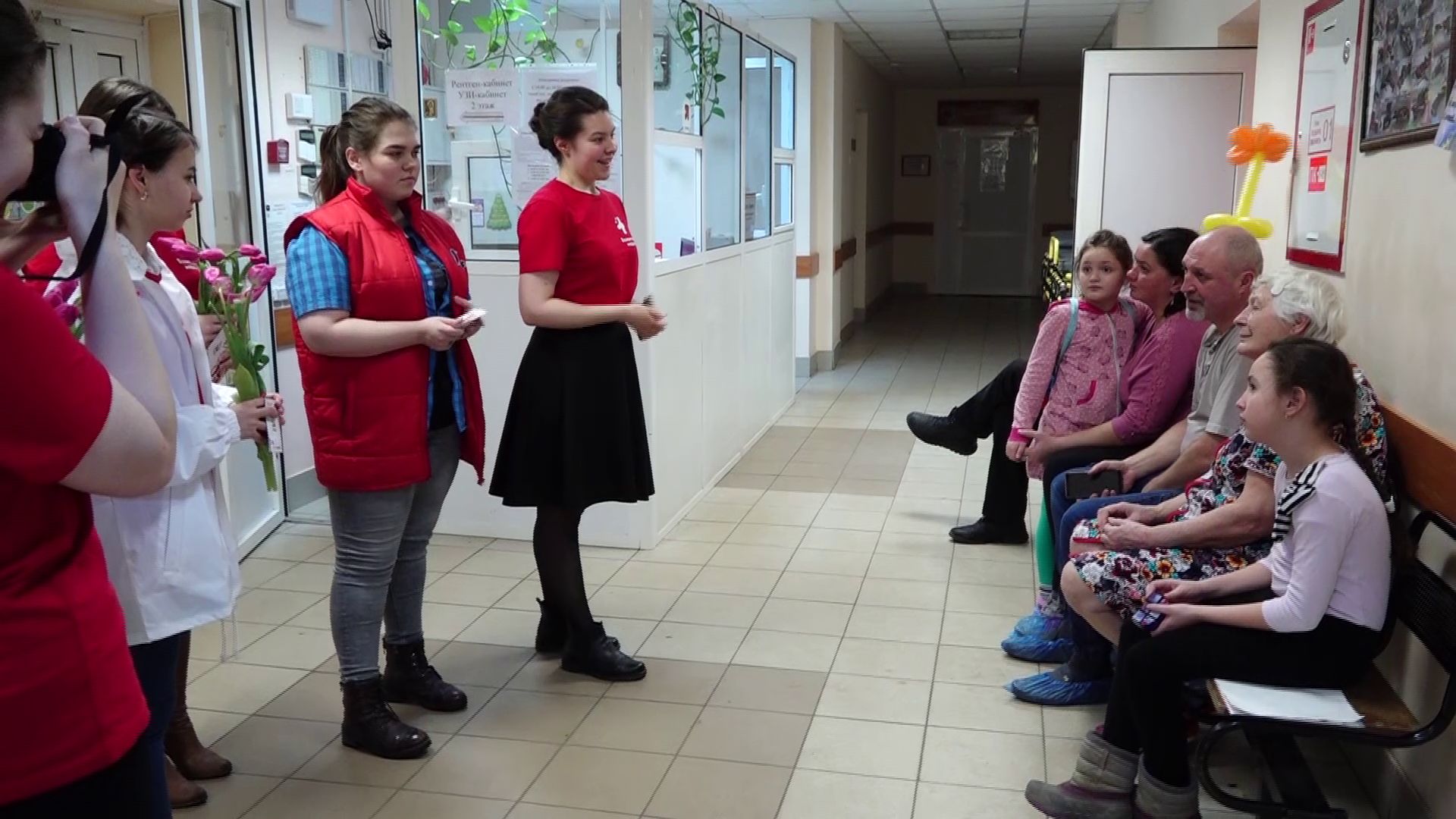 Волонтеры-медики поздравили женщин, которые находятся в больницах Ярославской области