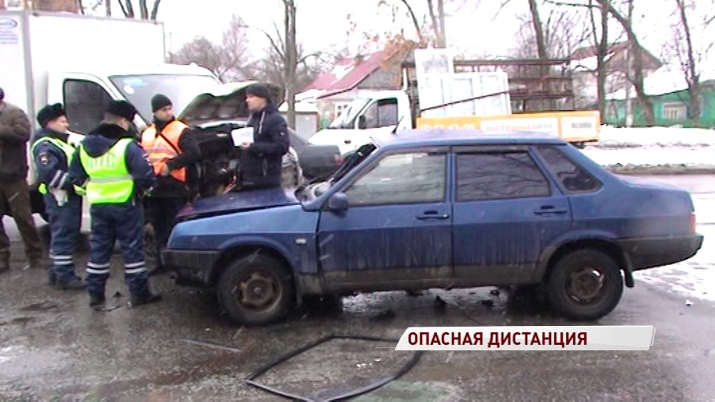 Легковушка и грузовик не разъехались этим утром на Тутаевском шоссе