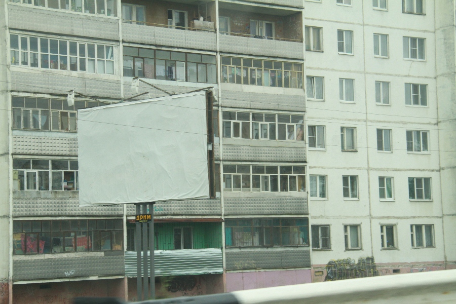 В Рыбинске сносят незаконные рекламные конструкции