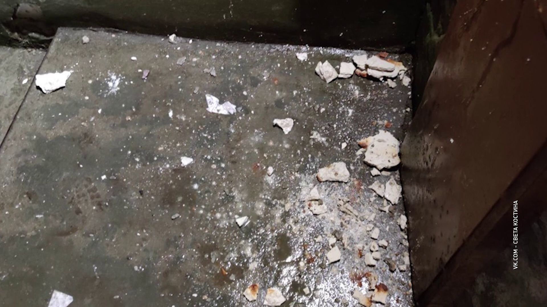 На голову жительницы Ярославля обрушилась часть козырька подъезда