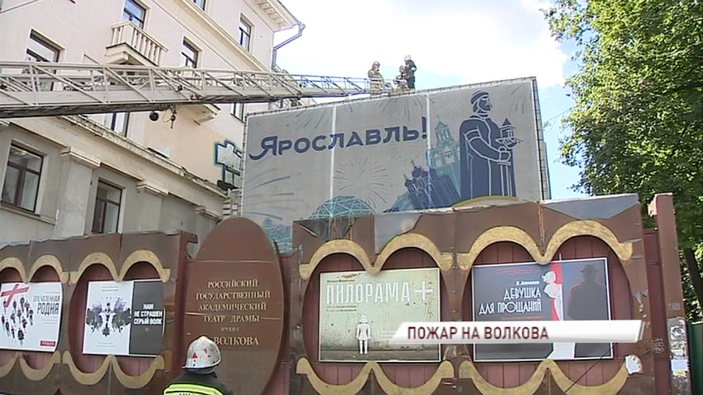 Крупный пожар на площади Волкова: загорелся скандальный долгострой