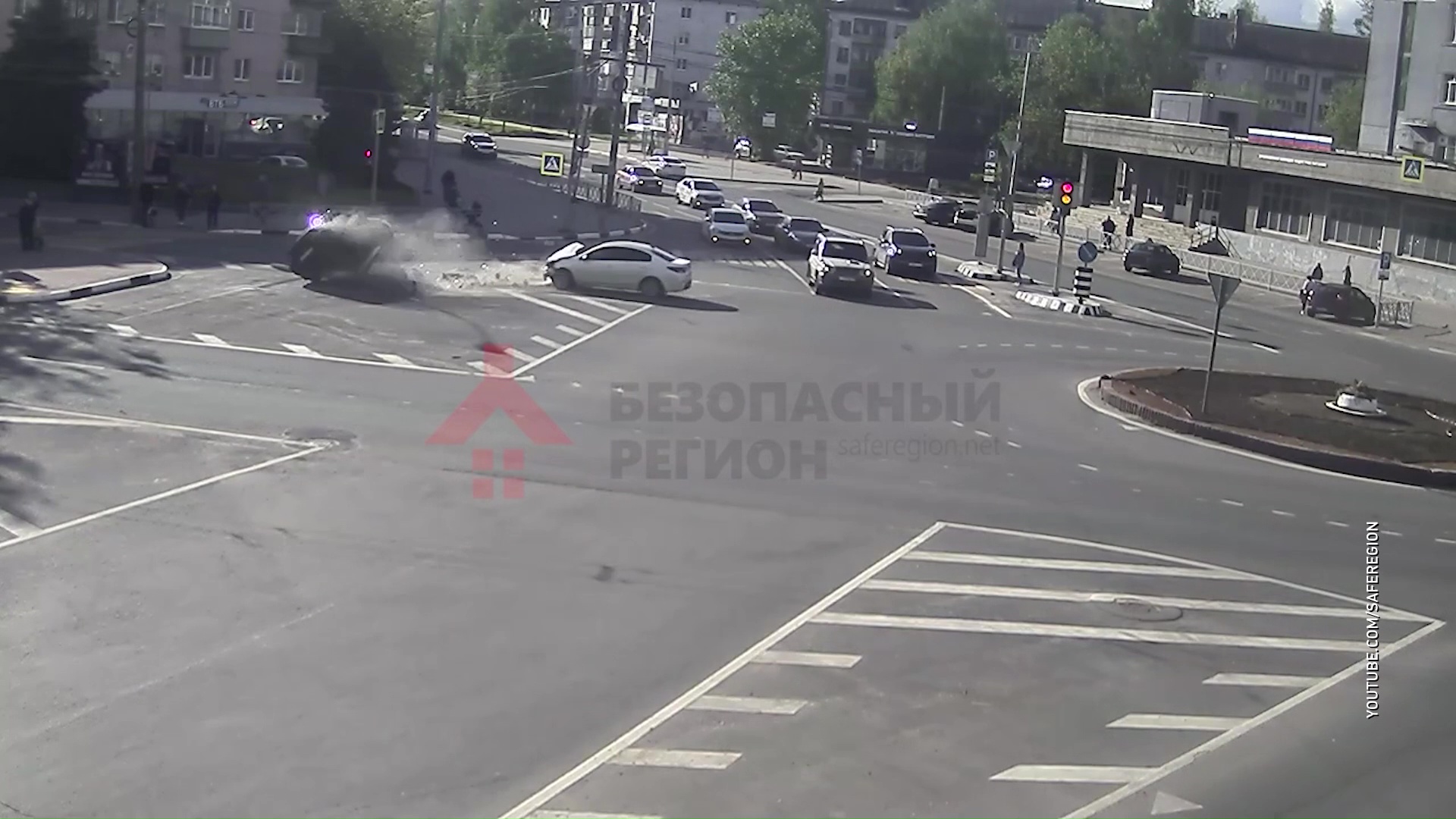 Не проскочил: на перекрестке Угличской с Горвалом столкнулись два авто