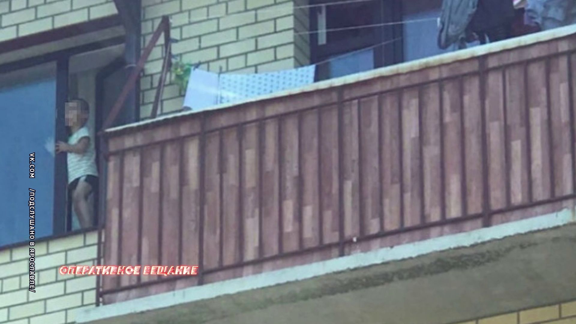 В Ярославле двухгодовалый ребенок сидел на подоконнике с открытым окном в отсутствие матери