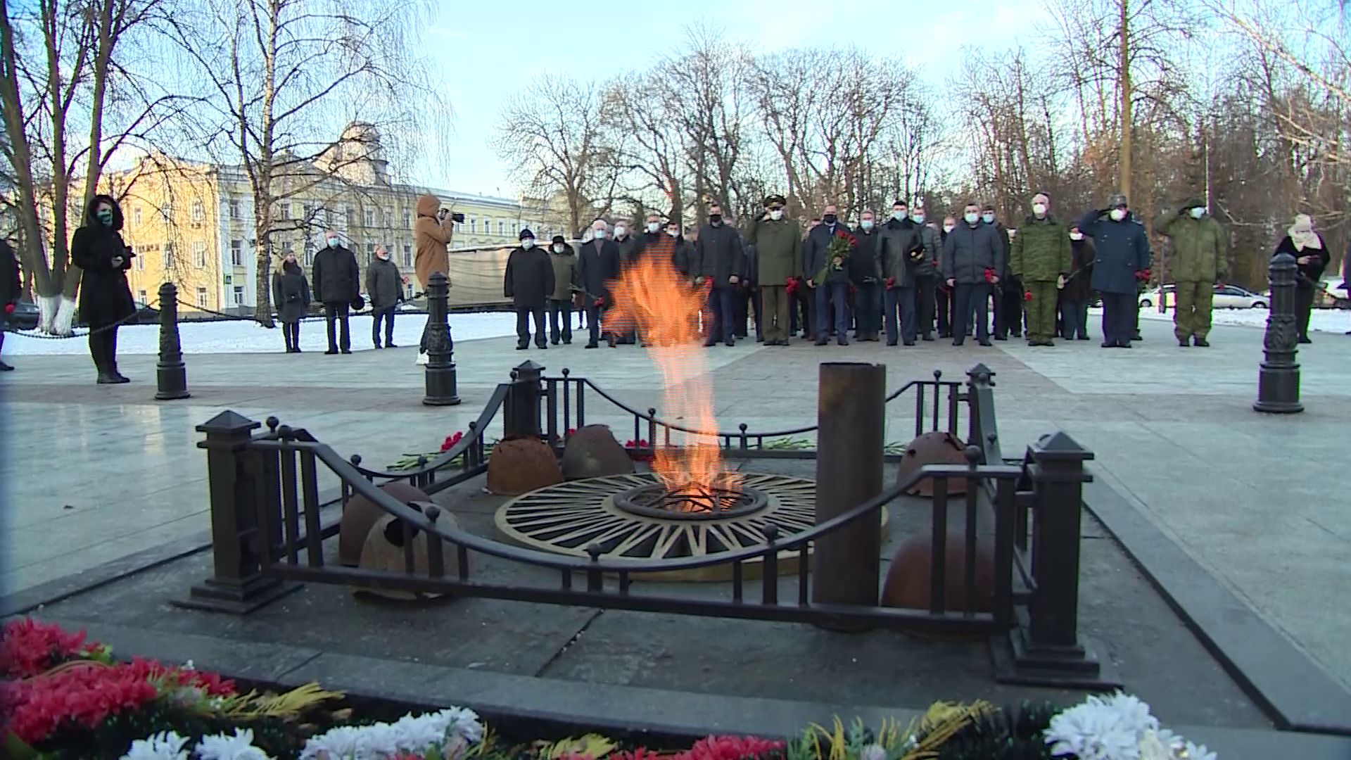 «Неизвестный — не значит забытый»: в Ярославле возложили цветы к мемориалу Вечного огня