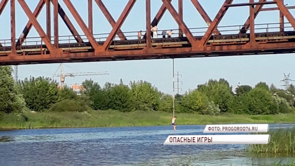 Опасные игры: школьники прыгают с «тарзанки» с моста