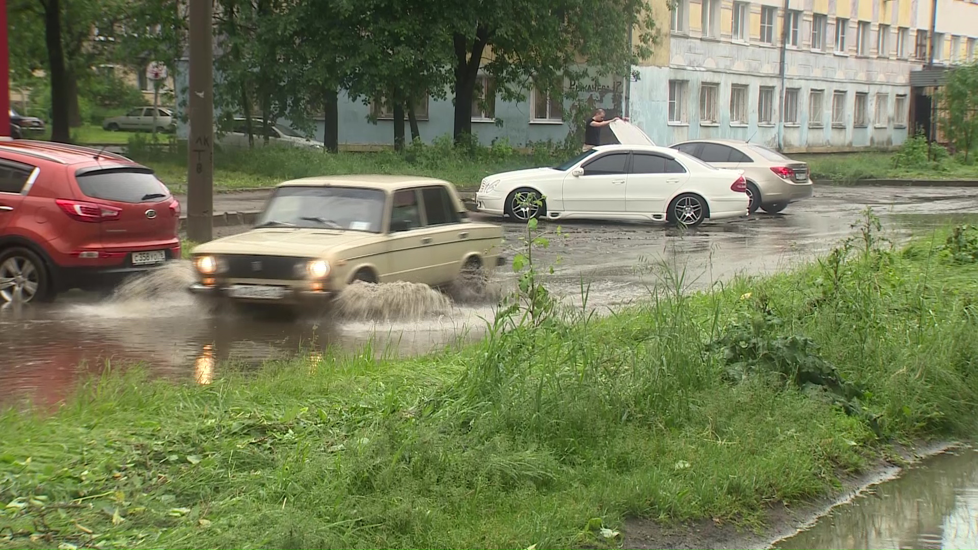 Плавающие машины и затопленные подъезды: на Ярославль обрушилась стихия