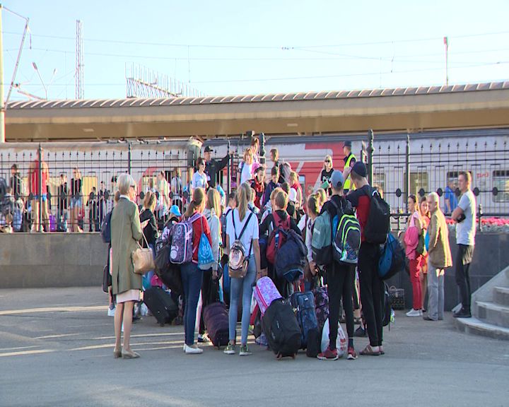 Дети из Иркутской области, пострадавшие от наводнения, отправились домой