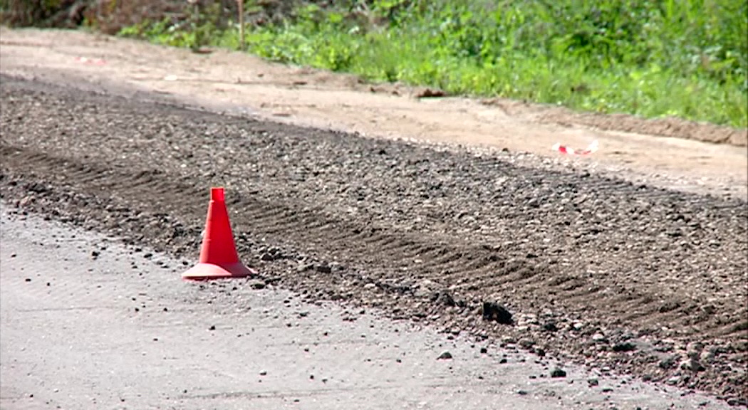 Дорогу на выезде из Данилова ремонтируют по «хорошо забытой старой» технологии