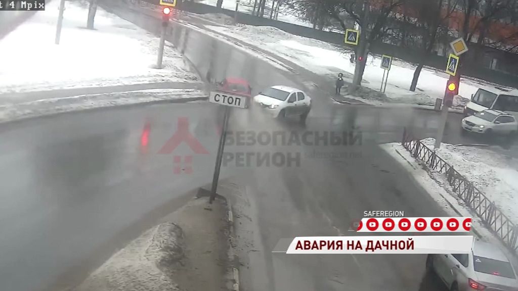 На улице Дачной водитель поплатился за проезд на красный: видео ДТП