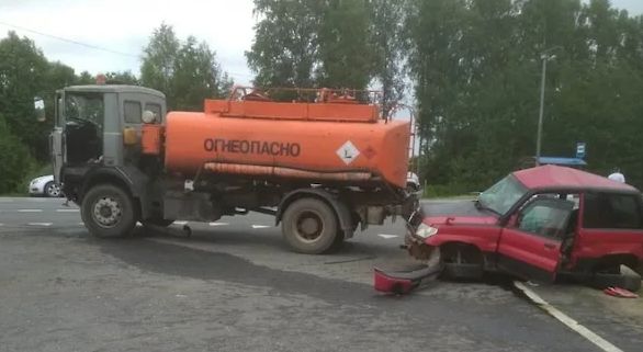 В Ярославской области иномарке влетела под бензовоз: есть погибшая