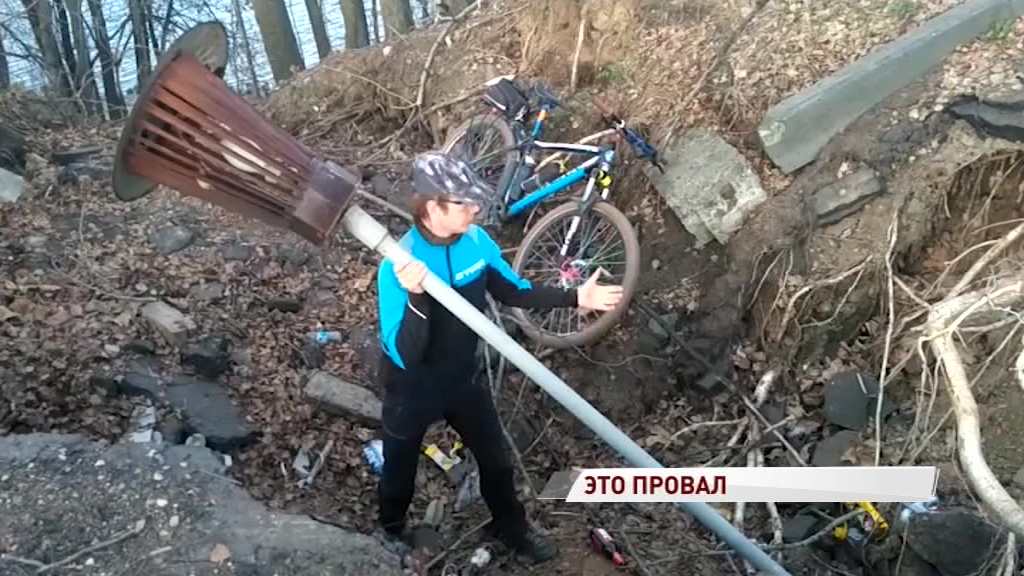 В Ярославле на Волжской набережной появилась огромная яма