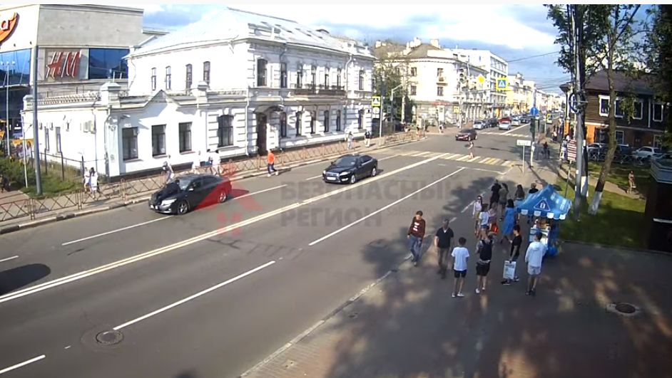 Неплательщик алиментов прокатил принципиального судебного пристава на капоте своего авто