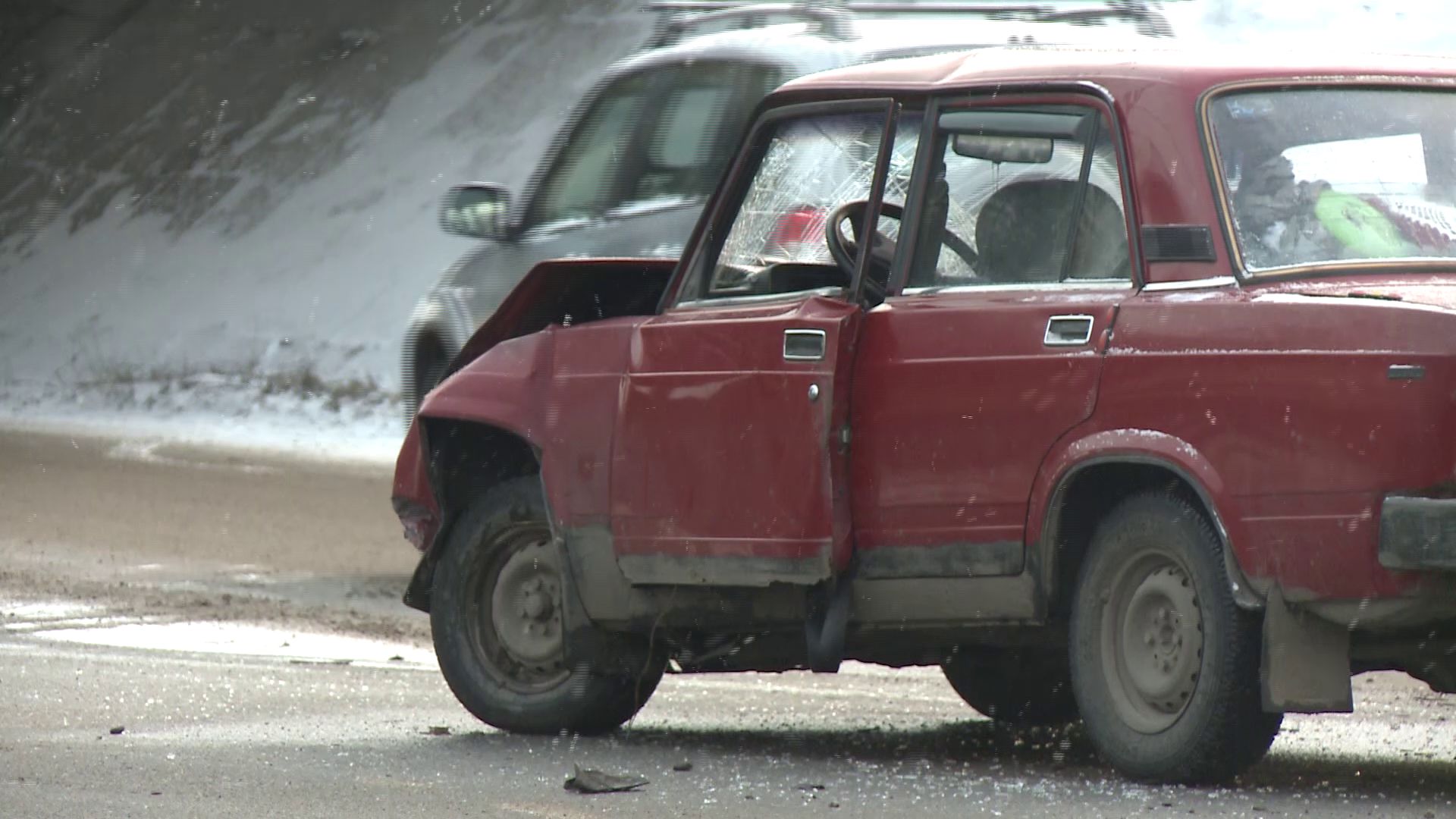 На Республиканском проезде «Жигули» и минивэн не поделили дорогу