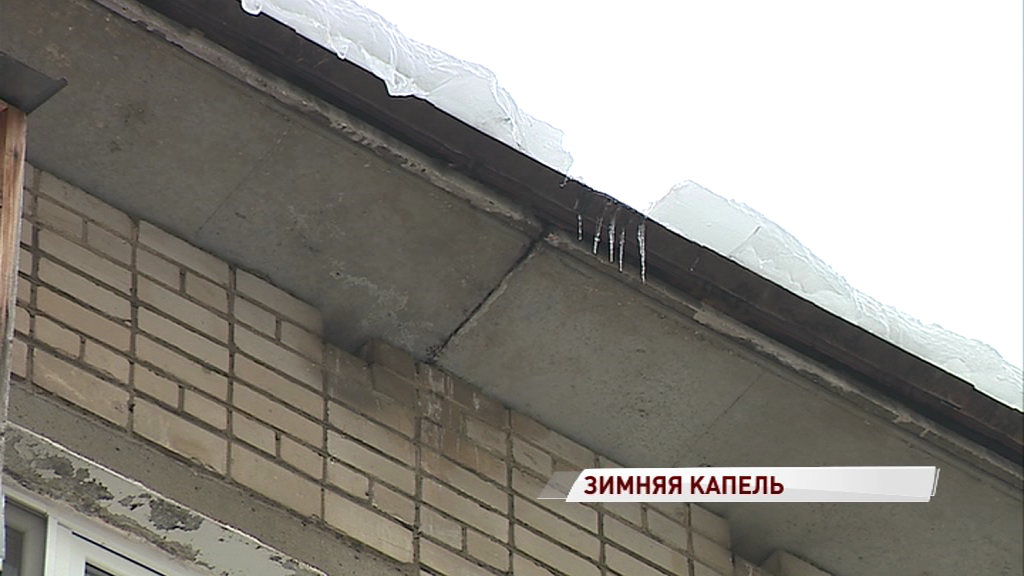 Из-за дырявых крыш талый снег утек в квартиры: кто в ответе за ручьи с потолка