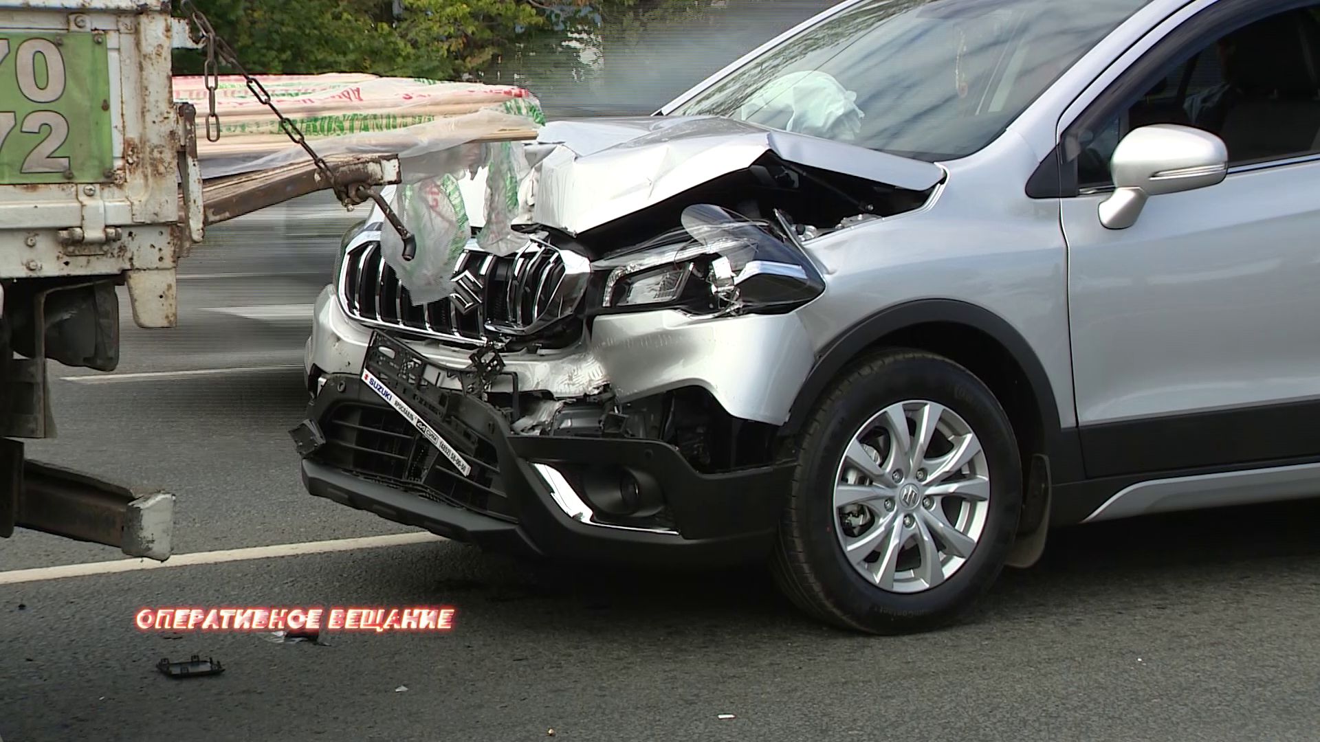 В Ярославле новая иномарка врезалась в грузовик