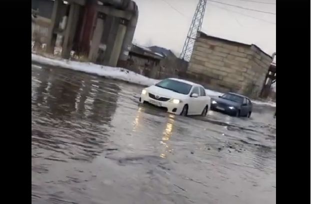 Затопленная улица и упавший на машины снег: весна преподнесла неприятные сюрпризы для автовладельцев