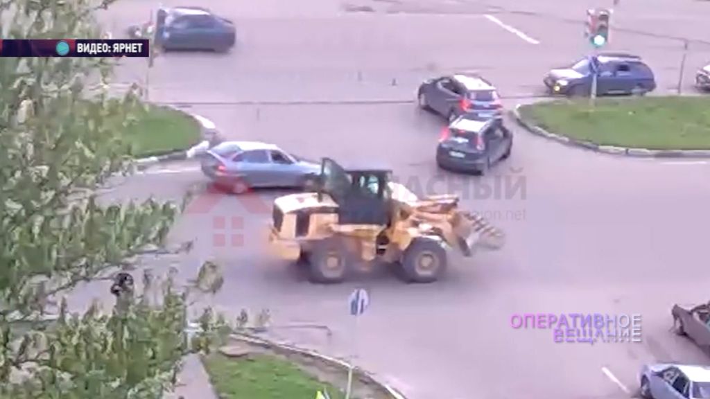 В Ярославле бульдозер смял легковой автомобиль