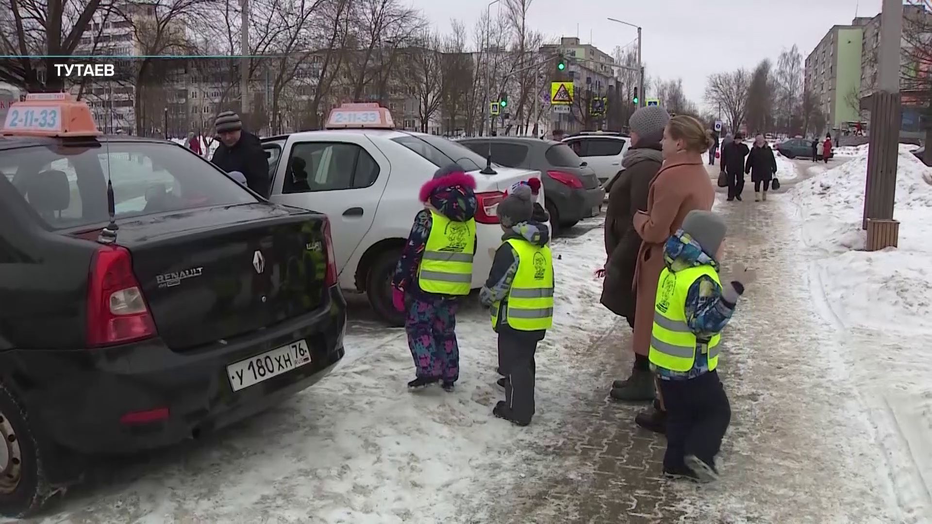 В Тутаеве юные помощники ГИБДД дарили тепло своих сердец прохожим на центральной площади города