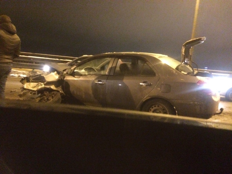 Из-за серьезного ДТП на Октябрьском мосту ярославцы встали в пробку