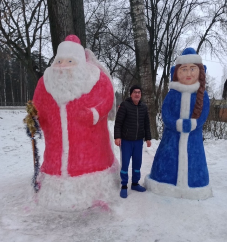 Главный проспект Заволжского района украсили огромные фигуры Деда Мороза и Снегурочки