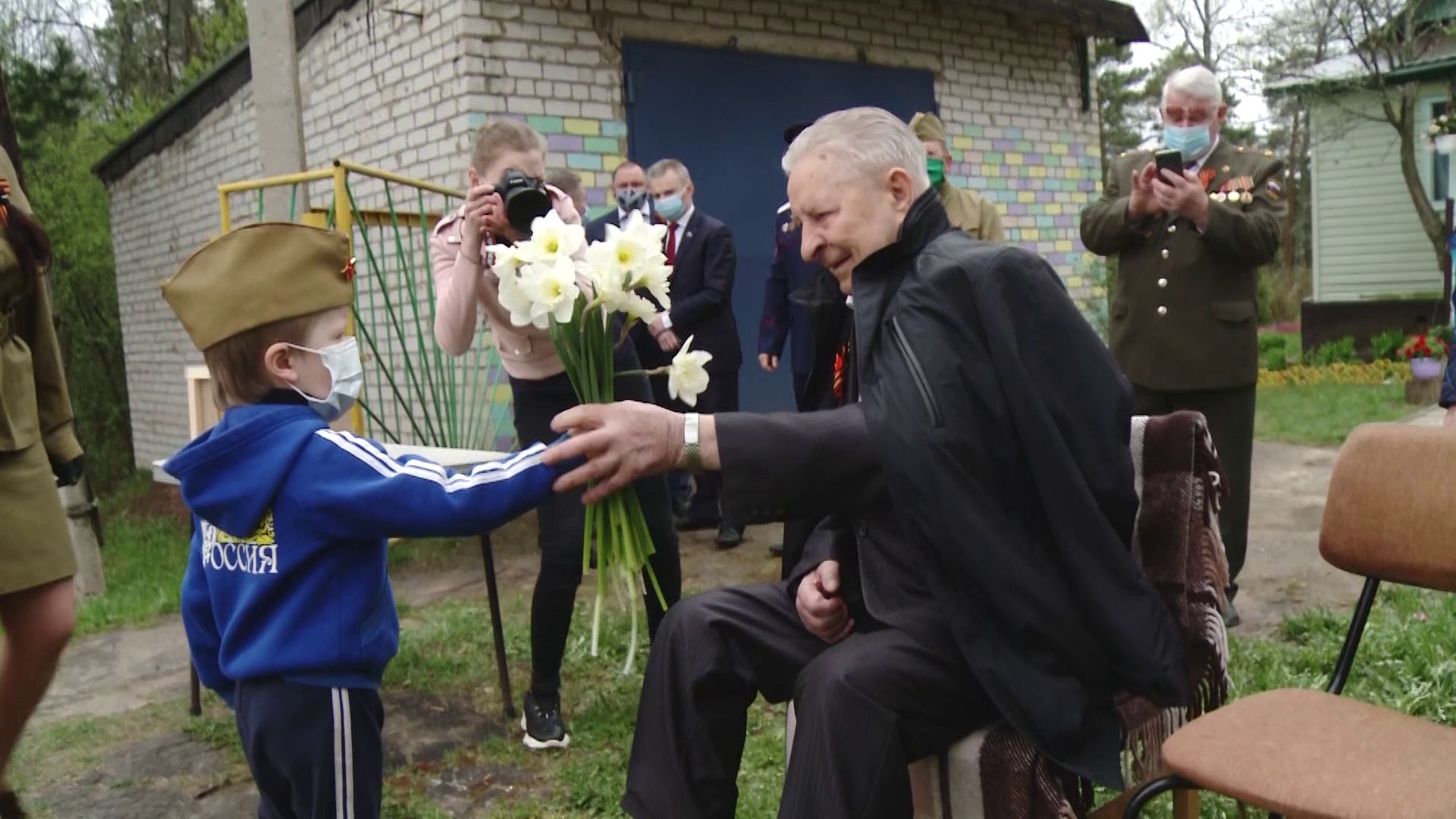 В День Победы ярославских ветеранов порадовали концертами и парадом техники прямо под окнами домов