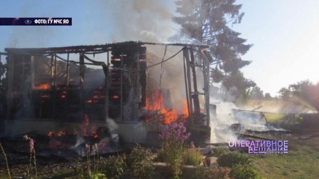 Тушили целый час: в Пошехонском районе сгорел жилой дом