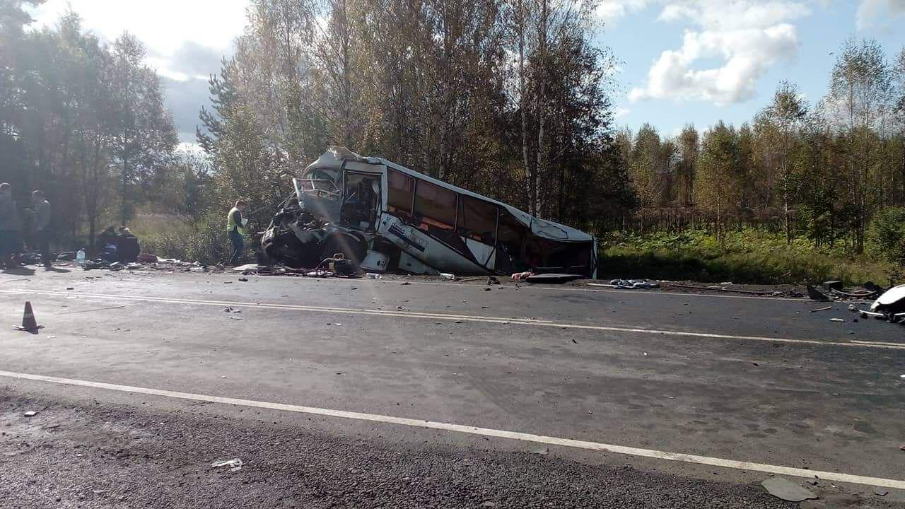 Водителей просят объезжать место страшного ДТП на трассе “Ярославль - Иваново”