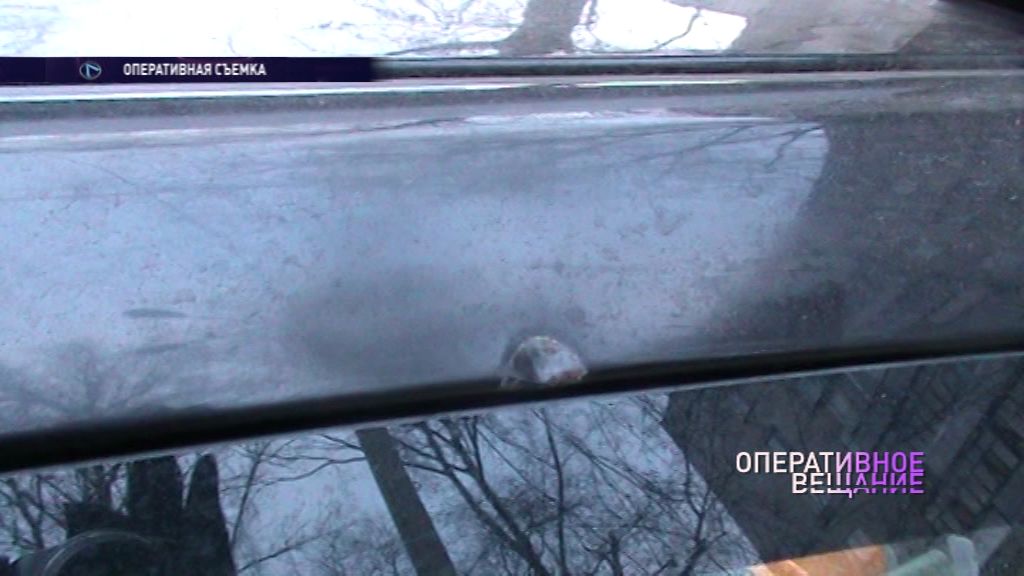 Неизвестный расстреливает из пневматики припаркованные на Большой Октябрьской машины