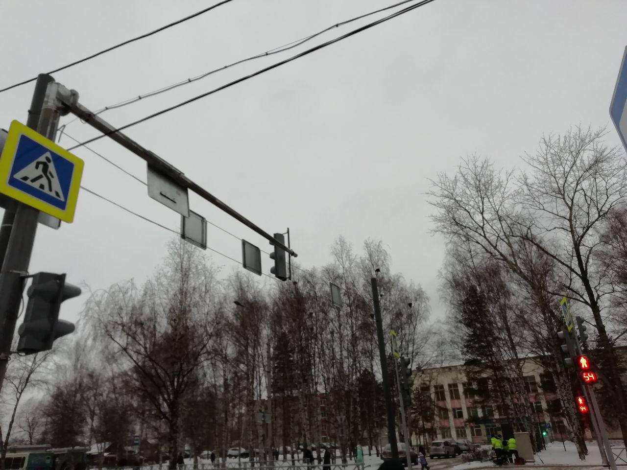 Пенсионерка упала в канаву на остановке: прокуратура помогла ей взыскать ущерб с виновных