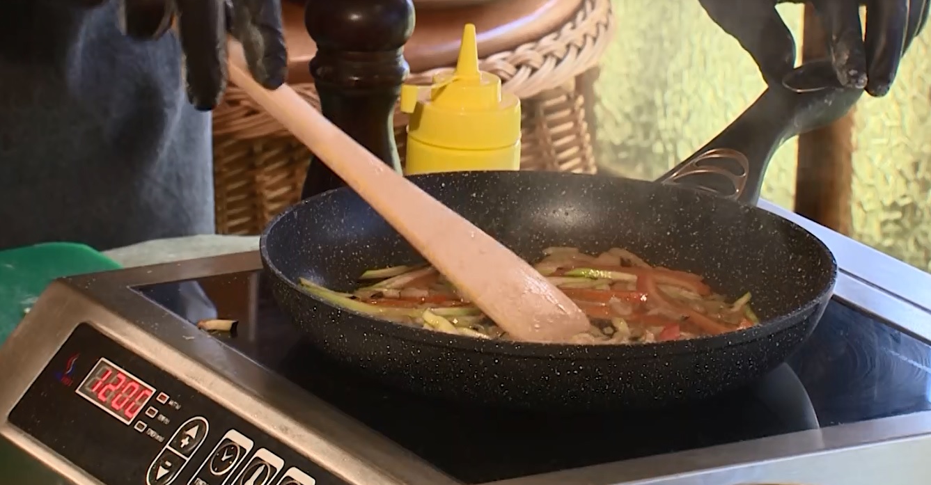 Утреннее шоу «Овсянка» от 15.02.21: о правильном восстановлении после родов и приготовлении свинины с овощами в тесте