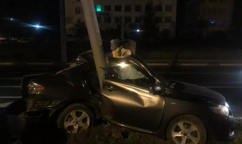 В Ярославле «Тойота» повисла на столбе в Заволжском районе