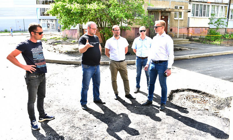 Во дворе на улице Туманова полностью переложат асфальт из-за нарушения технологии