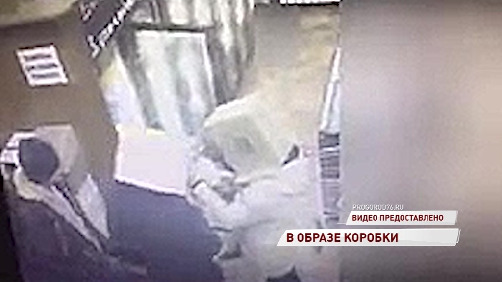 ВИДЕО: Молодые люди пришли за покупками с коробками на головах