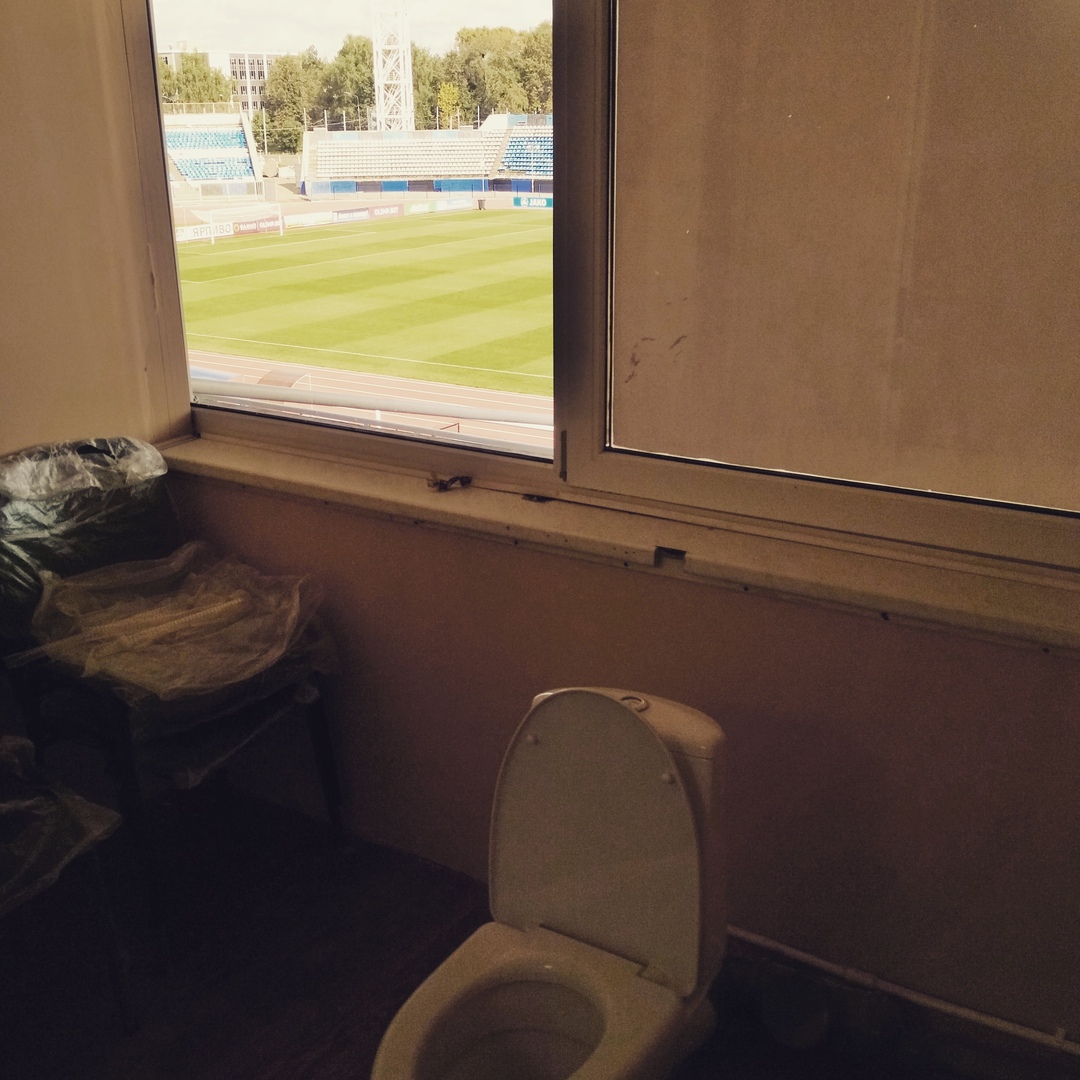 В Сети появилось фото унитаза с видом на поле стадиона «Шинник»